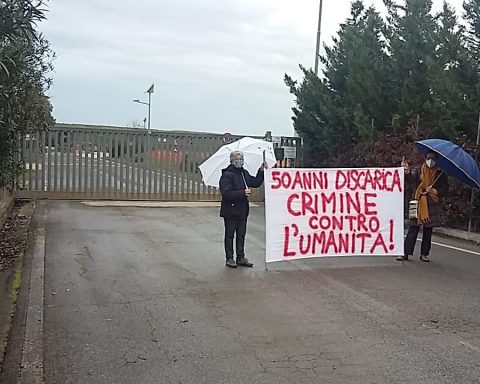 Carla Piovesan e un'altra cittadina di Via Monfalcone davanti alla Discarica di Borgo Montello