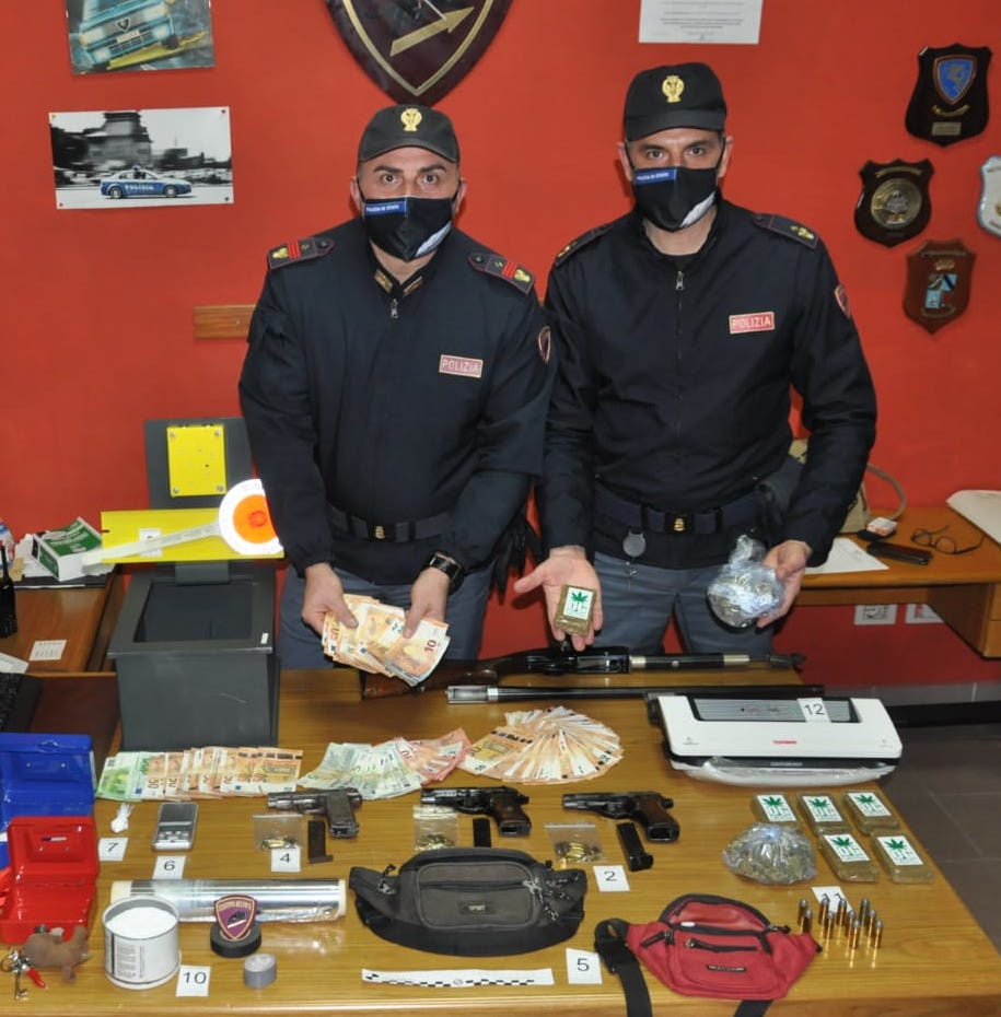 Il materiale rinvenuto dalla Squadra Volante di Latina dopo aver arrestato Ranieri e Bonanni