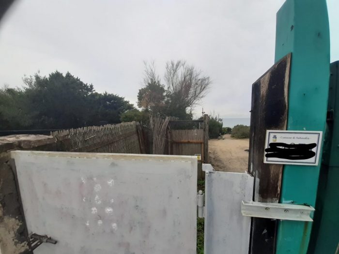 Il sentiero di accesso al mare Ex Moravia chiuso
