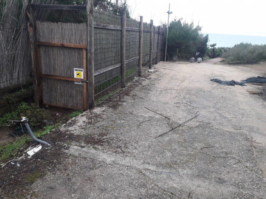 Il sentiero di accesso al mare Ex Moravia chiuso2