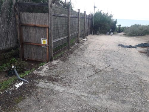 Il sentiero di accesso al mare Ex Moravia chiuso2