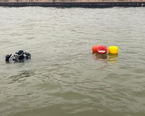 Il sommozzatore della Degli Stefani Costruzioni srl durante una immersione per i prelievi della sabbia