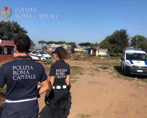 La Polizia di Roma Capitale nel campo rom di Castel Romano