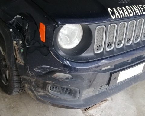La vettura dell’Arma danneggiata