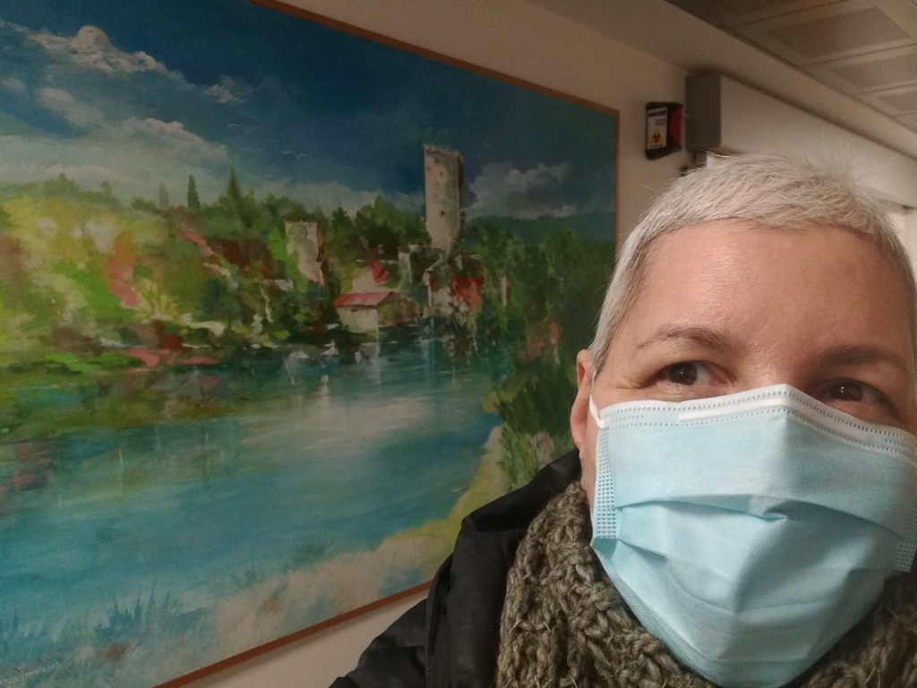 Simona Quinto davanti a un'opera di Francesco Paolo Martelli, pittore di Latina