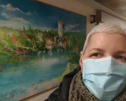 Simona Quinto davanti a un'opera di Francesco Paolo Martelli, pittore di Latina