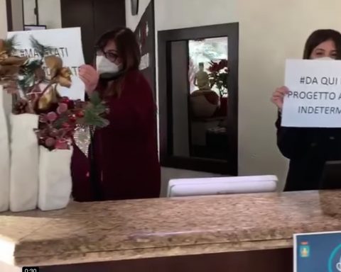 Un frame del video con cui i dipendenti del Park Hotel hanno voluto manifestare solidarietà al management