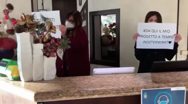 Un frame del video con cui i dipendenti del Park Hotel hanno voluto manifestare solidarietà al management