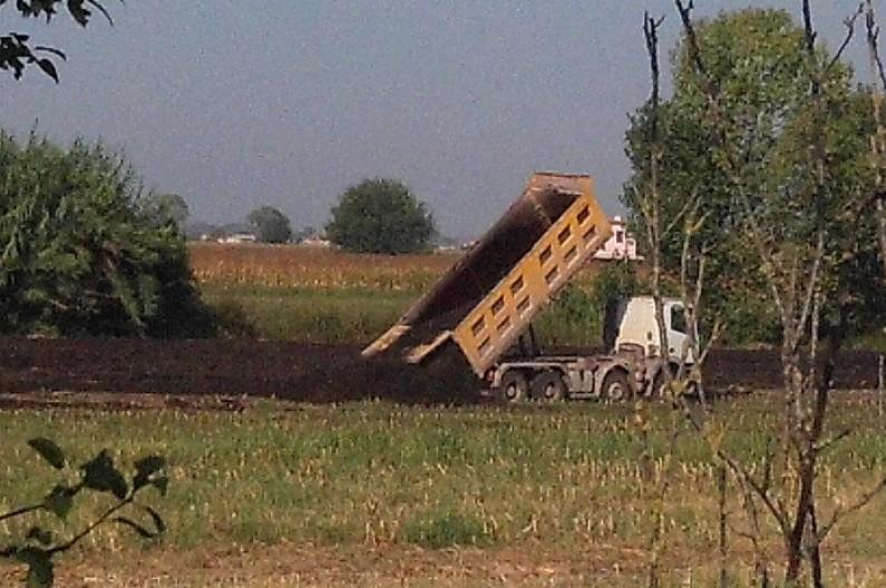 Uno dei terreni sequestrati dopo la chiusura dell’impianto di compostaggio Sep.