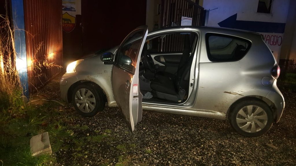 L’autovettura rubata, abbandonata dopo l’inseguimento
