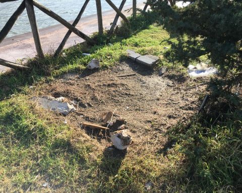 Il punto a Rio Martino su cui per anni è stato lasciato il masso calcareo con l'impronta di dinosauro