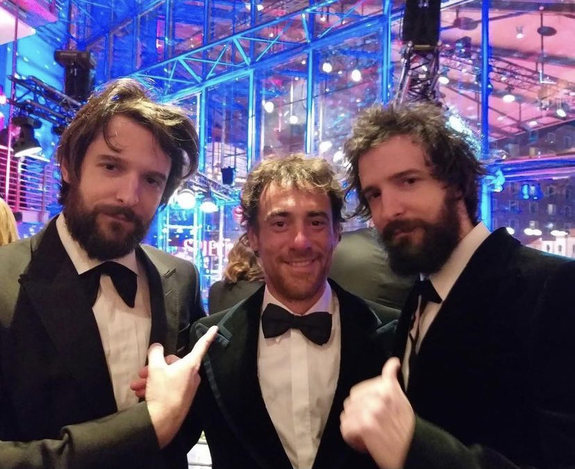 Elio Germano con Damiano e Fabio D’Innocenzo alla Berlinale 2020. La foto è stata scattata da Paolo Del Brocco.
