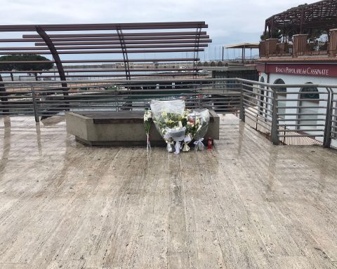 I mazzI di fiori poggiatI nel punto in cui è stato ferito a morte Romeo Bondanesi