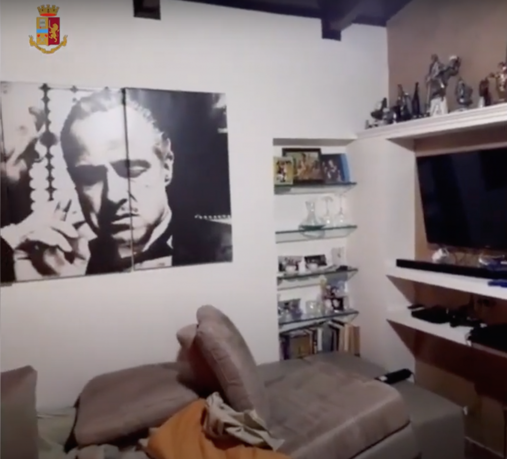 Il poster di Marlon Brando che interpreta Il Padrino dentro la casa di uno degli arrestati