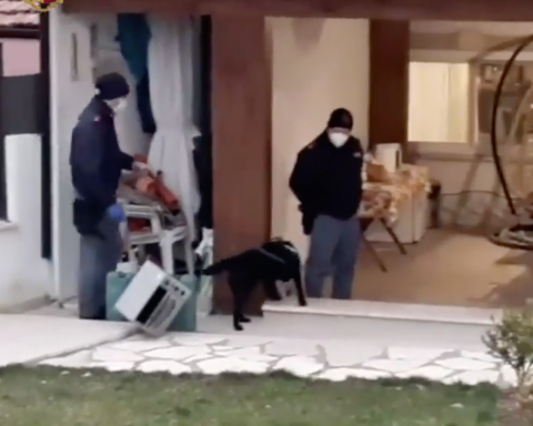 Una delle perquisizione della Polizia di Stato durante l'operazione Reset