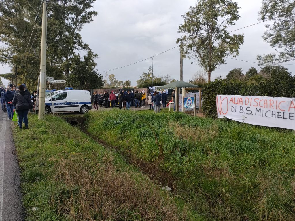 Un'immagine della manifestazione che si è tenuta ieri 30 gennaio nelle vicinanze dell'area scelta per la nuova discarica a Latina