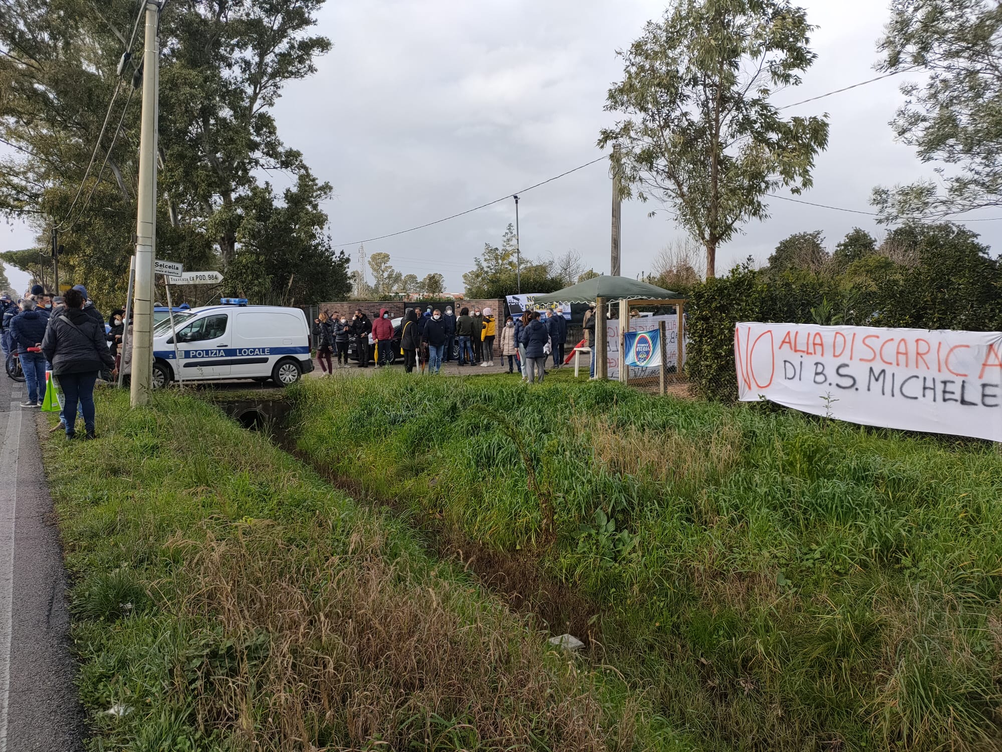 Un'immagine della manifestazione che si è tenuta ieri 30 gennaio nelle vicinanze dell'area scelta per la nuova discarica a Latina