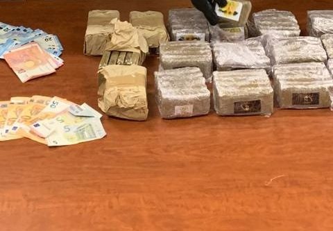 I contanti e l'hashish rinvenuti dai Carabinieri di Aprilia