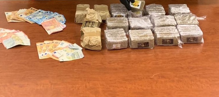 I contanti e l'hashish rinvenuti dai Carabinieri di Aprilia