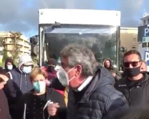 L'assessore Magliozzi con gli operatori del mercato