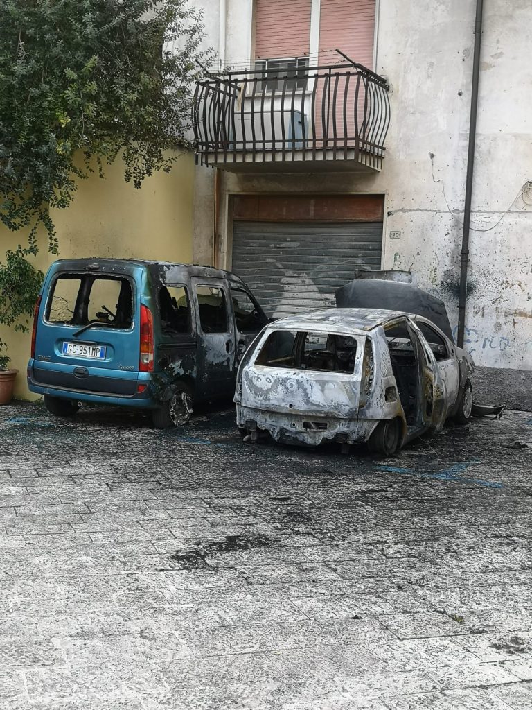 Auto danneggiata in Piazza Felice Chousano a Fondi