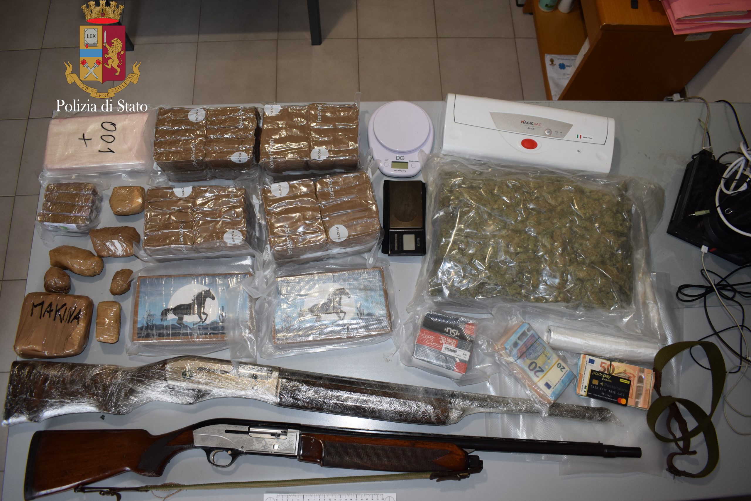 Il materiale sequestrato dalla Polizia al 46enne di Fondi