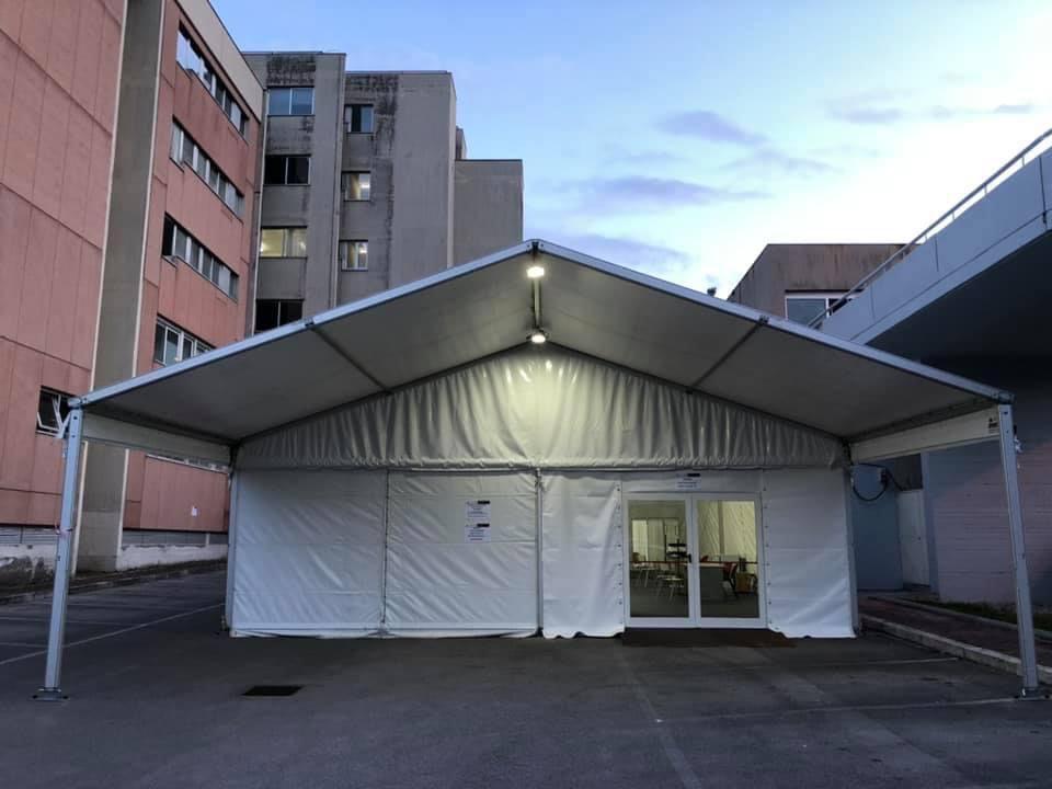 La tensostruttura che ospita il centro vaccinale presso il San Giovanni di Dio a Fondi