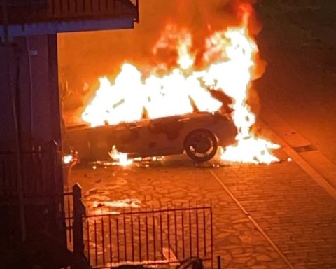 L'auto in Via Madonna delle Grazie andata a fuoco ieri, domenica 2 maggio, intorno alle 23