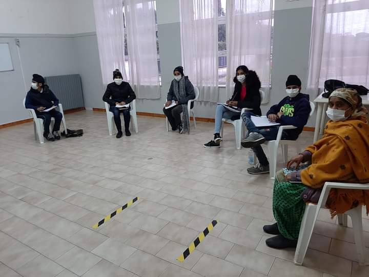 Cittadini indiani in attesa del tampone molecolare