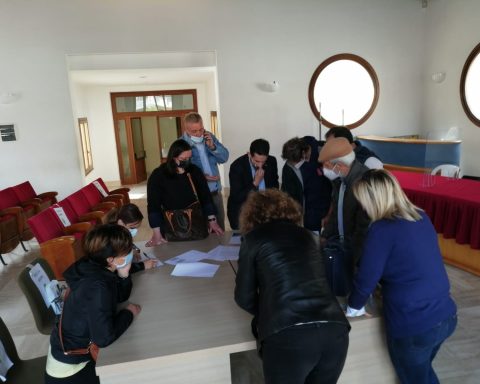 I dieci consiglieri comunali di Itri firmano la loro lettera di dimissione dall'Assise