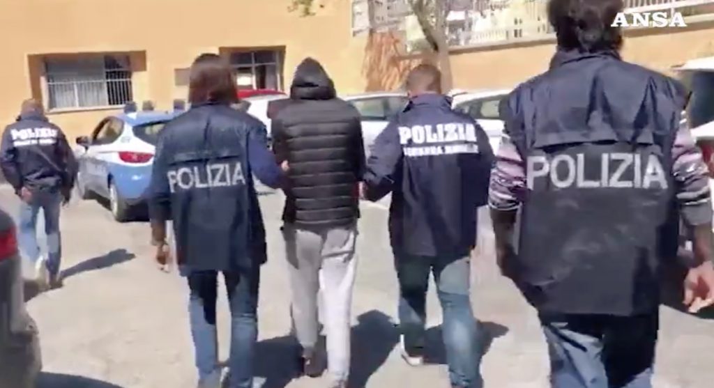 Sezze, l'arresto della Squadra Mobile per tentato omicidio aggravato (immagini Ansa)