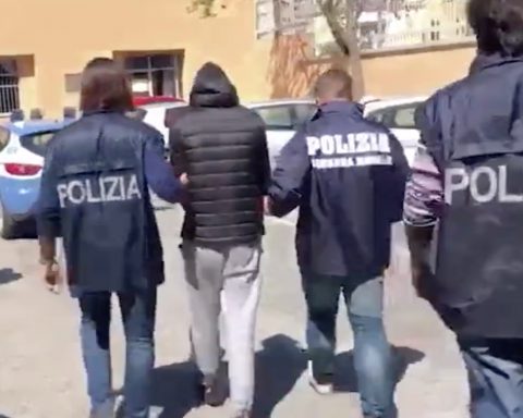 Sezze, l'arresto della Squadra Mobile per tentato omicidio aggravato (immagini Ansa)