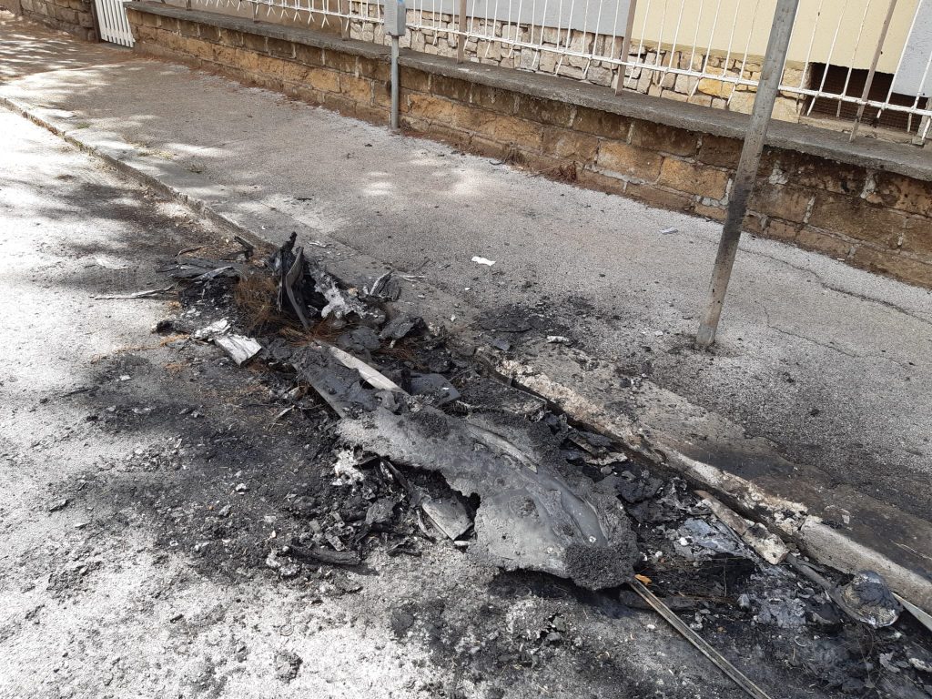 Quel che rimane dell'auto incendiata in Via Monti, Latina