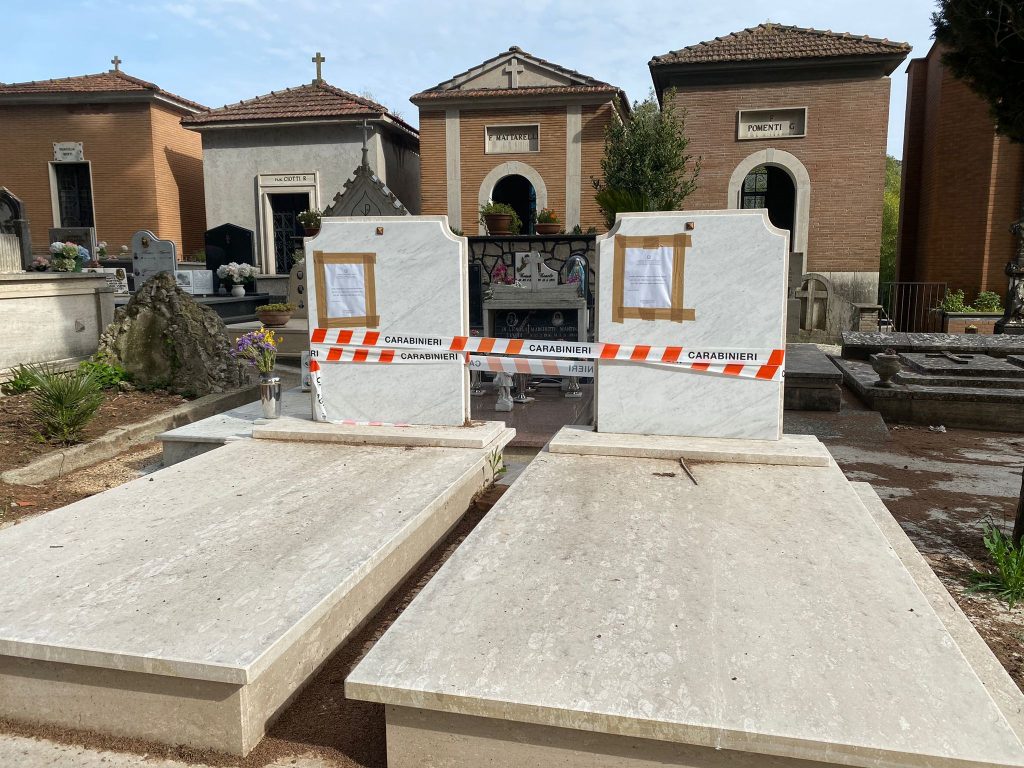 Due tra le tombe sigillate dall'Arma dei Carabinieri dopo l'operazione Omnia 2