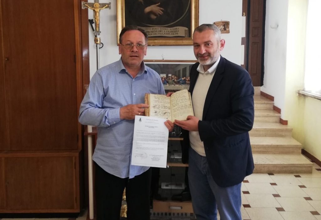 don Angelo e il sindaco di Cori con il Liber Baptizatorum2