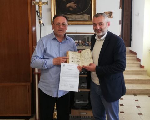 don Angelo e il sindaco di Cori con il Liber Baptizatorum2