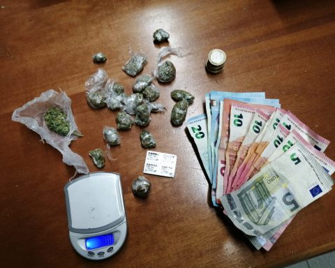Sostanze stupefacenti e contanti sottoposti a sequestro
