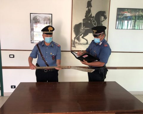 Carabinieri del Comando Stazione di Terracina con uno degli oggetti atto ad offendere sequestrati all’uomo