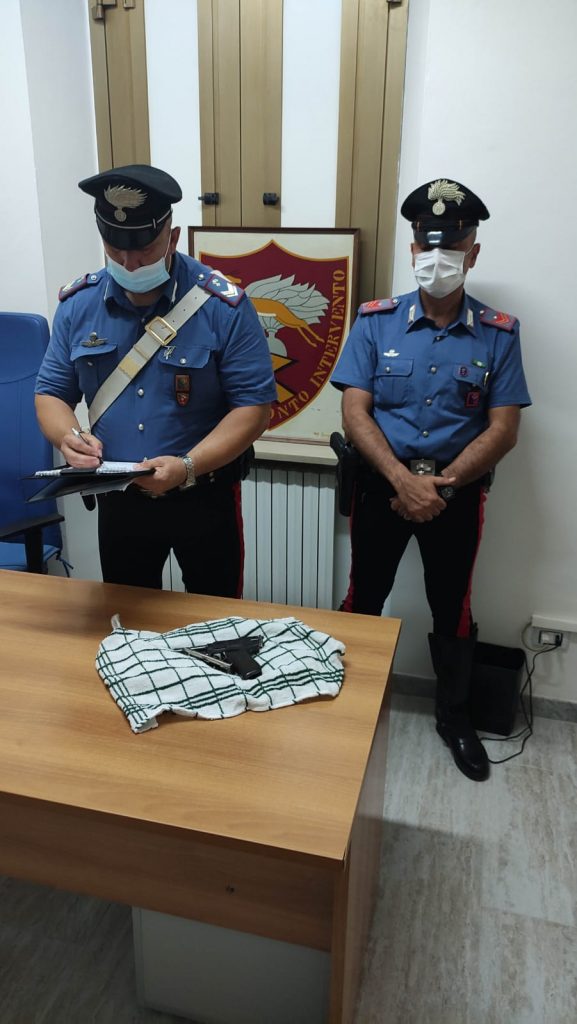 Carabinieri del Nucleo Operativo e Radiomobile di Latina con l’arma sequestrata