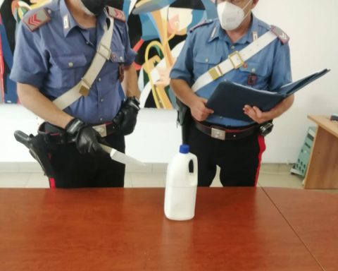 L’arma e la tanica sequestrate dai carabinieri di aprilia