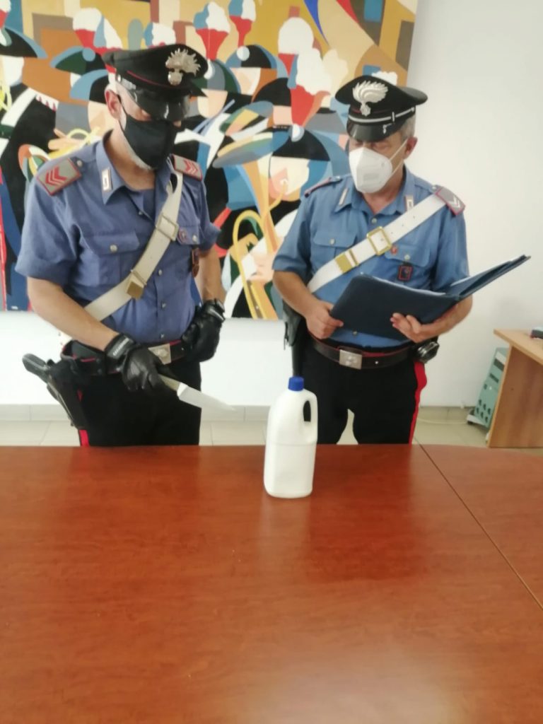 L’arma e la tanica sequestrate dai carabinieri di aprilia