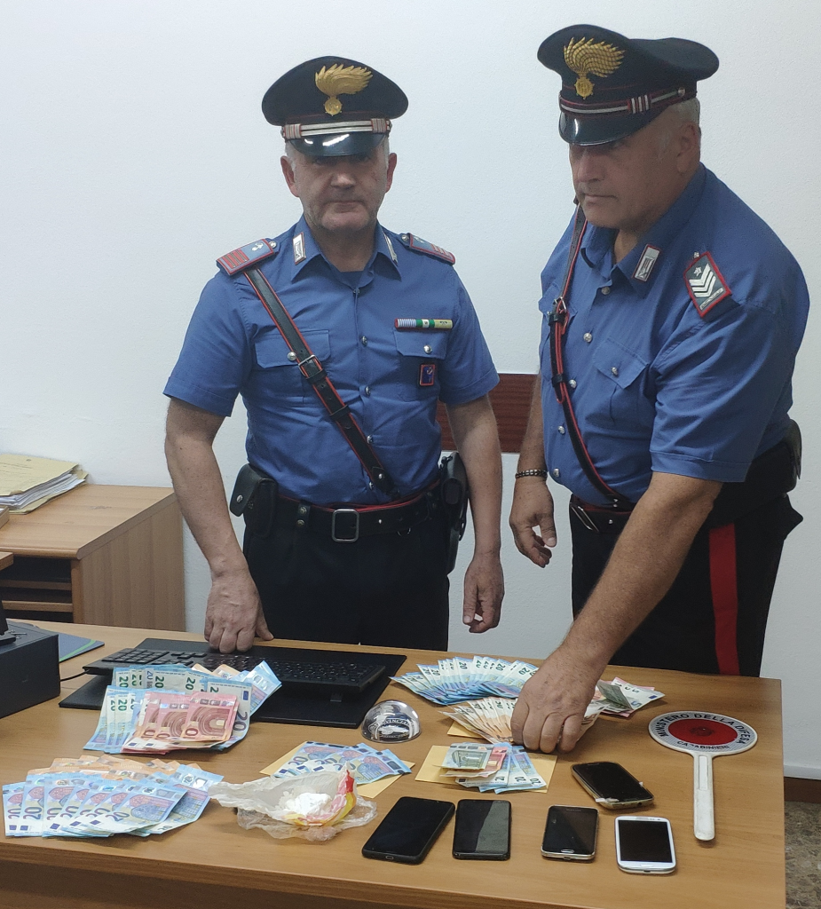 Stupefacenti, contanti e materiale sequestrato