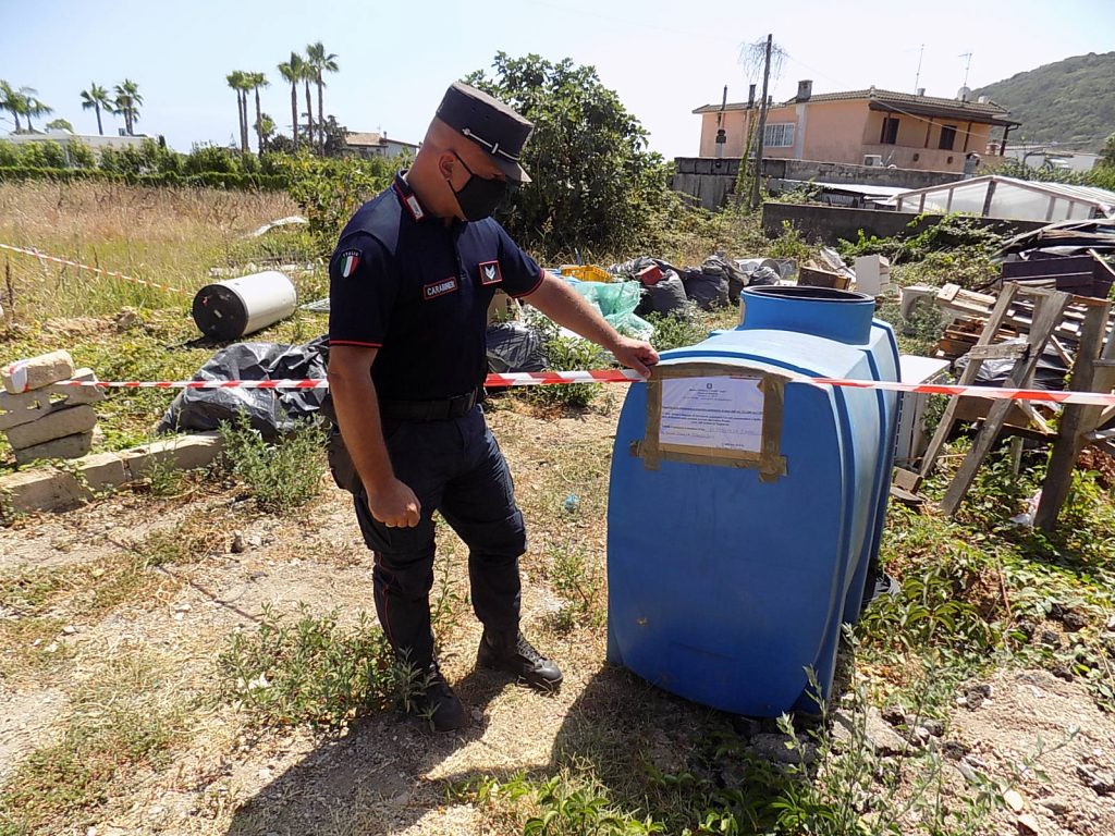 Carabnieri Forestali di terracina durante le operazioni di sequestro