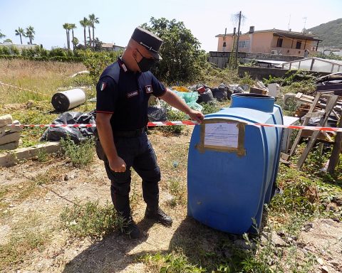 Carabnieri Forestali di terracina durante le operazioni di sequestro