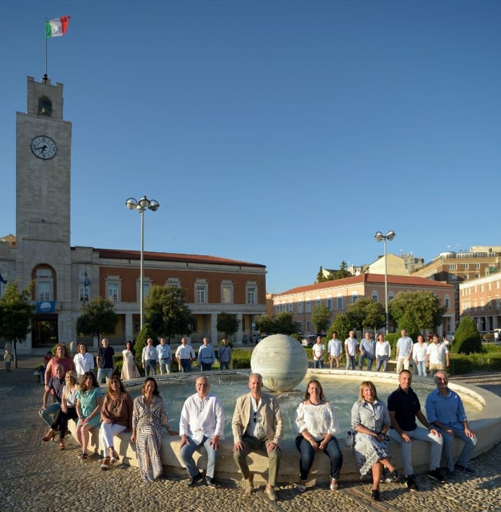 I candidati cinsiglieri comunali del Movimento 5 Stelle Latina, al centro il candidato sidnaco Gianluca Bono