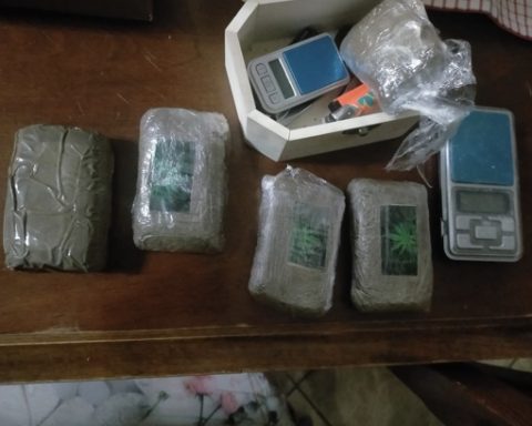 La droga e il materiale sequestrato dai Carabinieri2