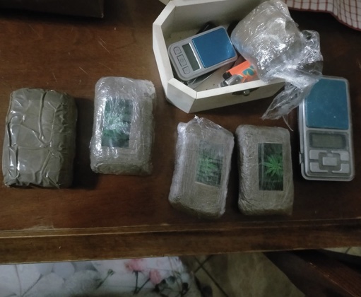 La droga e il materiale sequestrato dai Carabinieri2