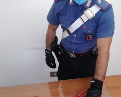 Materiale sequestrato dai carabinieri di gaeta