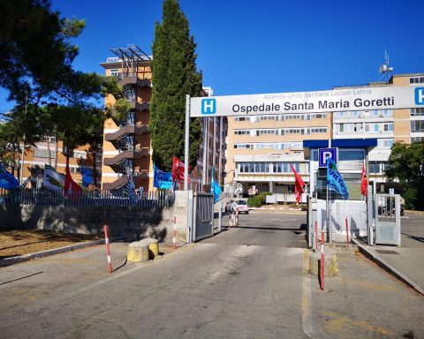 Sit-in di protesta organizzato dai sindacati davanti al Goretti di Latina
