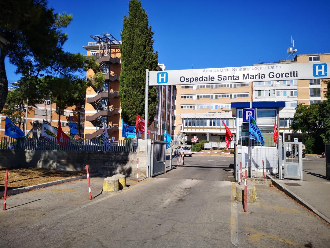 Sit-in di protesta organizzato dai sindacati davanti al Goretti di Latina